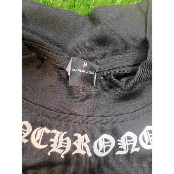 Stylish Black Short-Sleeve Tee with Gothic Collar Print - Picture 2 of 6